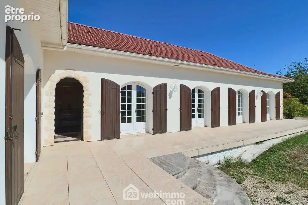 L'accès à la maison s'effectue par la terrasse exposée Ouest,