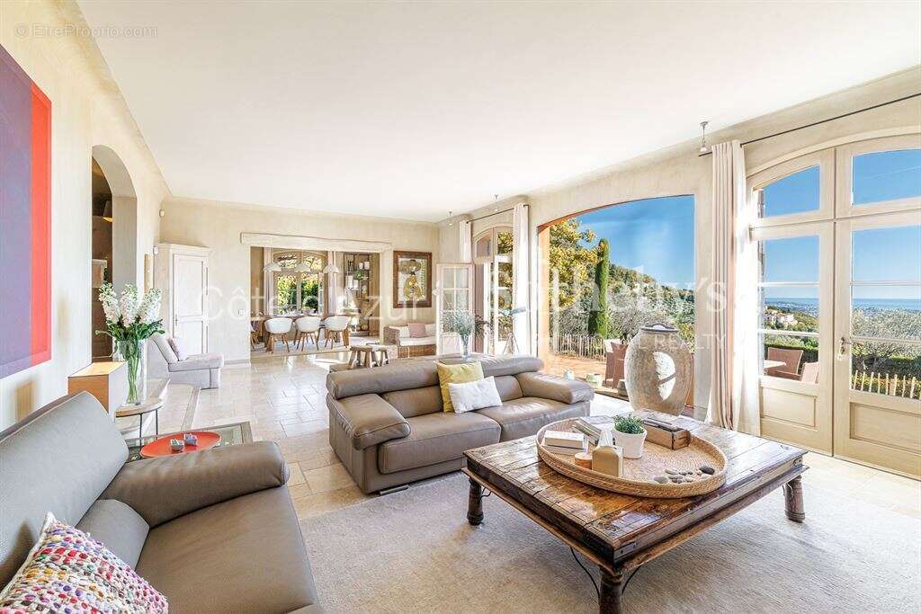 Vence bastide néo provençale avec vue mer, piscine chauffée et jardin paysager de 4 300 m² - photo 3