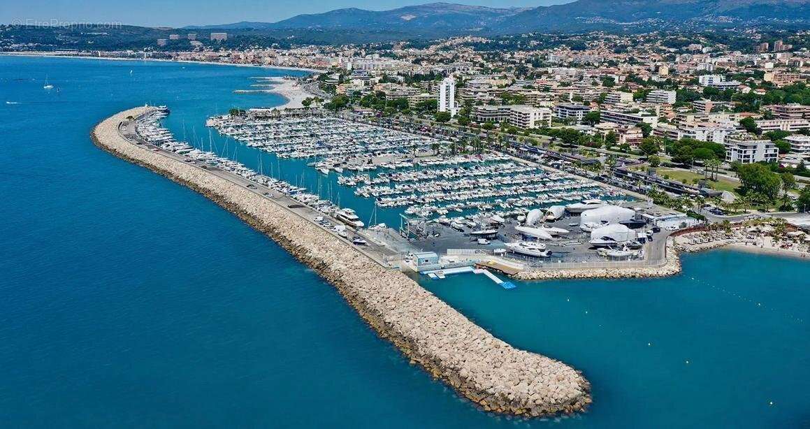 PLAGES & PORT  Superbe T3 BBC avec vaste terrasse, piscine, garage double et parking double - photo 3