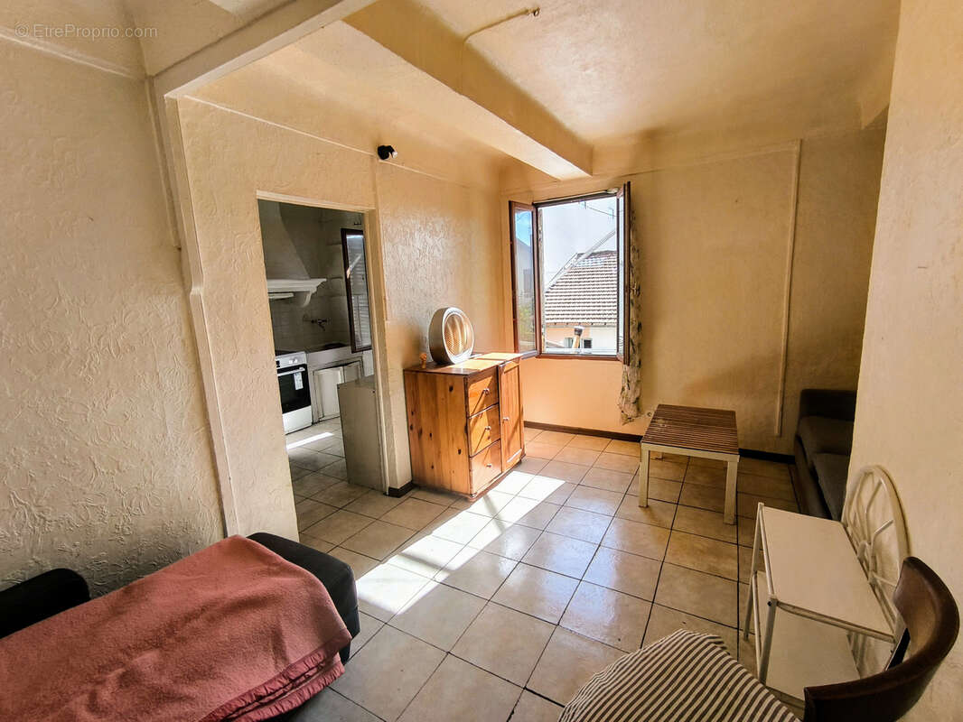 À vendre : appartement à rénover de 43 mètres carrés dans le secteur de Toulon Ouest. - photo 4