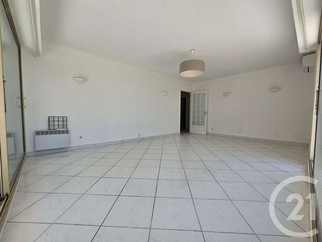 Appartement 80 m² à Saint-Laurent-Du-Var  - photo 4