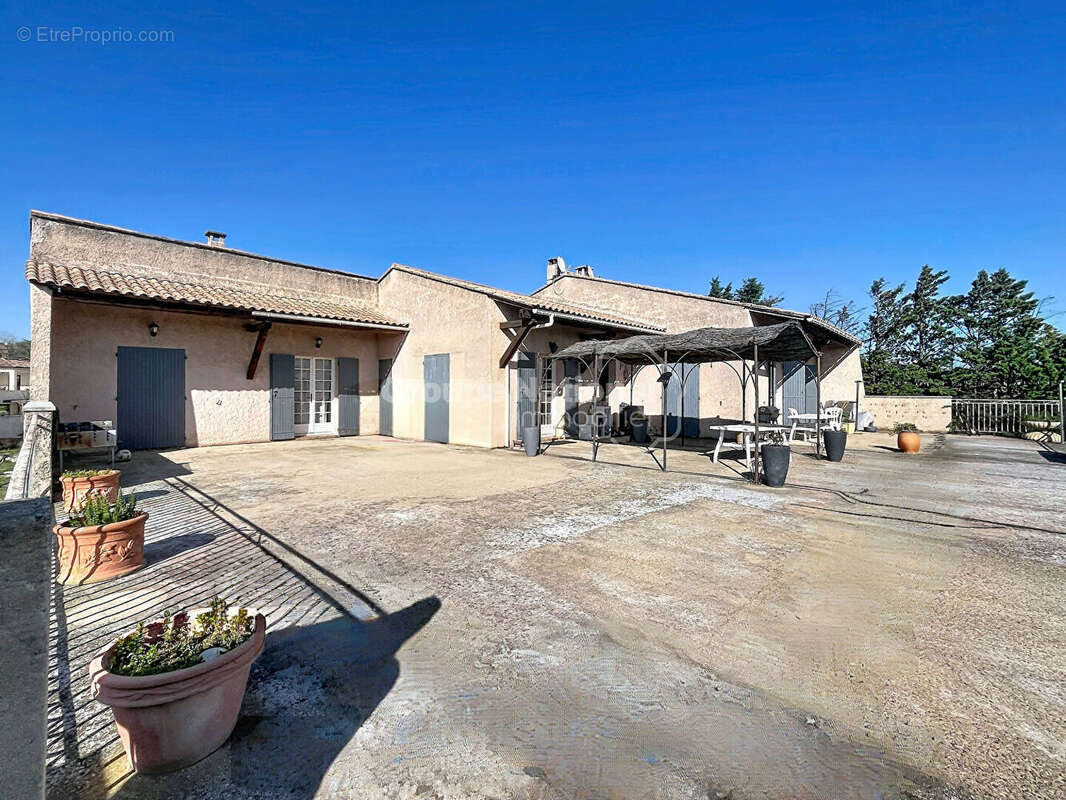 Châteauneuf-du-Pape  : Maison de 5 pièces (143 m²) avec terrasse de 240 m² et vue dégagée - photo 3
