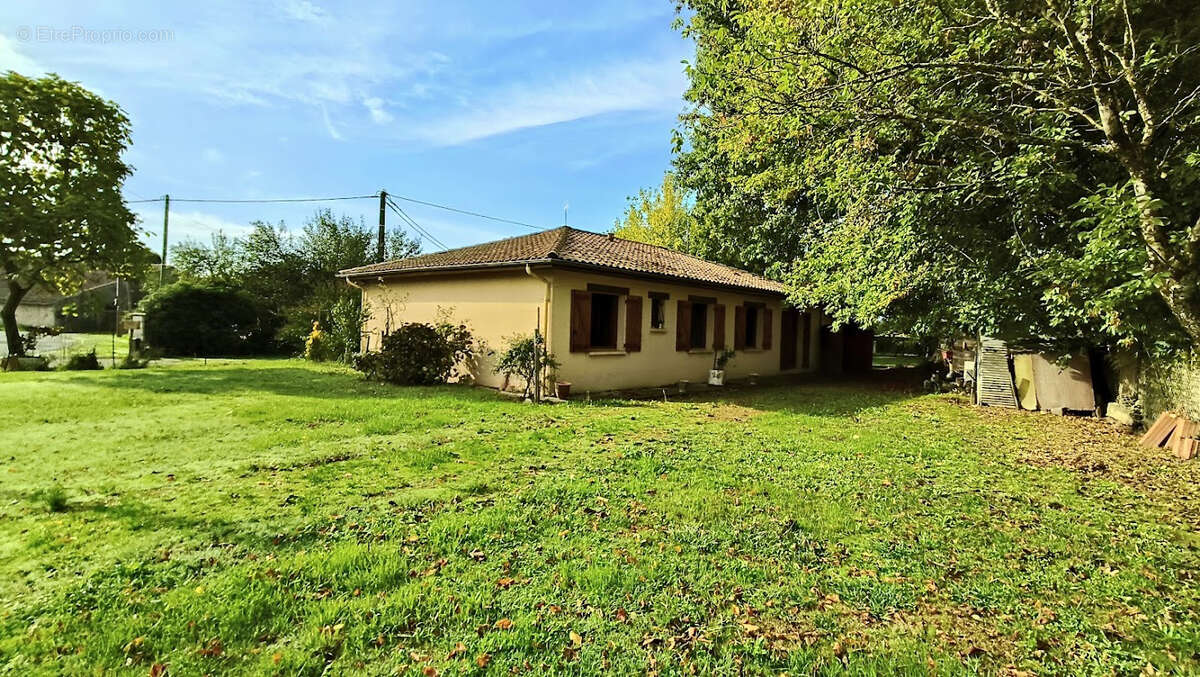 Maison à SAINT-CHRISTOLY-DE-BLAYE