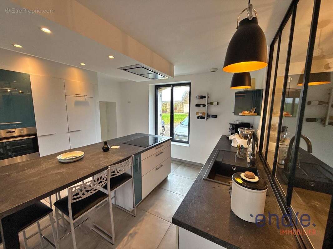 Commerce à PLONEVEZ-PORZAY