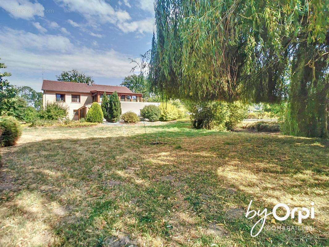 Maison à DURDAT-LAREQUILLE