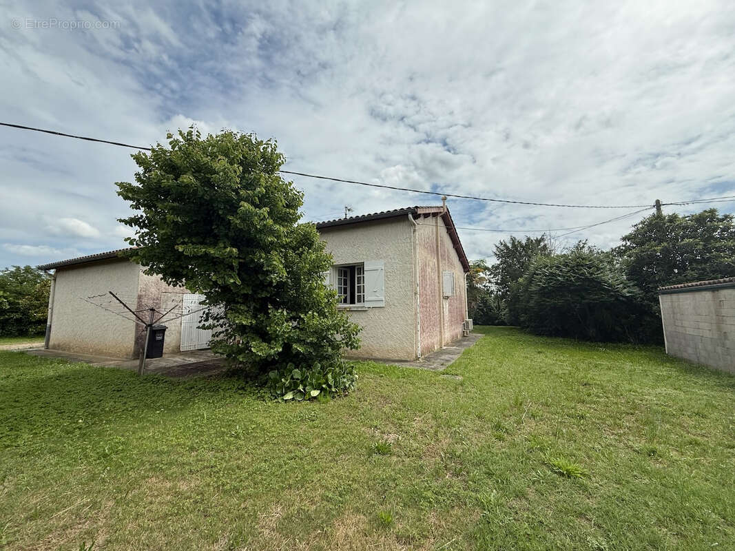 Maison à SAINT-ETIENNE-DE-FOUGERES