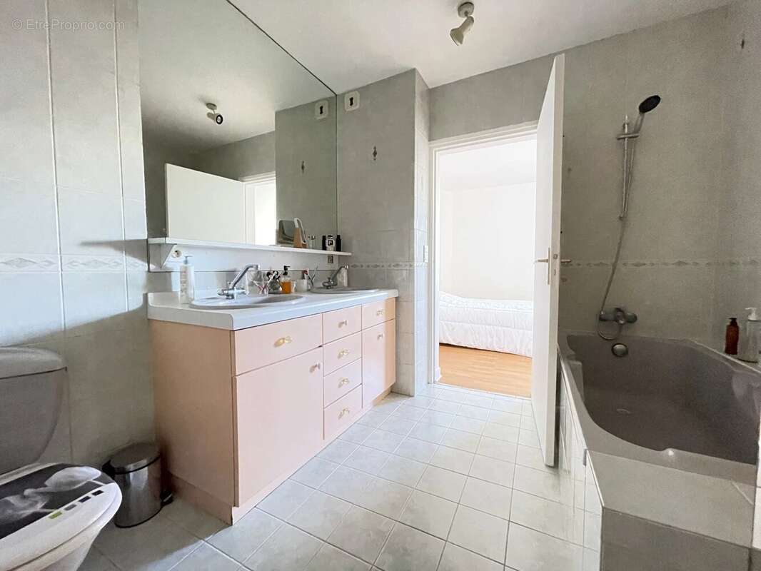 T3 87 m² + 2 balcons 5 et 6 m² + 2 Parkings privés + cave – 2ème – Vannes ouest - Pieces de vie 42 m² - photo 9