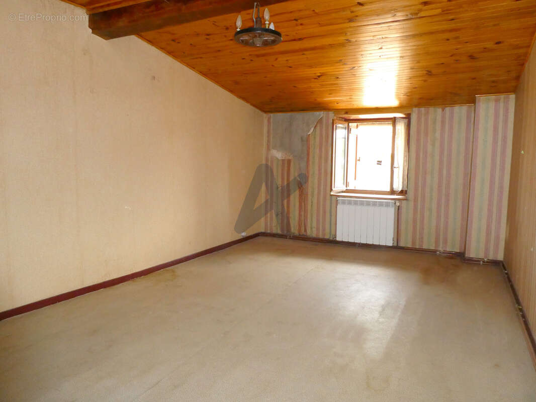 Très belle ferme de caractère indépendante avec grandes dépendances et 5 000 m2 de terrain - photo 11