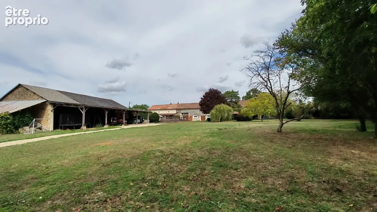 Propriété de caractère exceptionnelle avec gîte, vaste grange et nombreux bâtiments – proche de Civray - photo 20