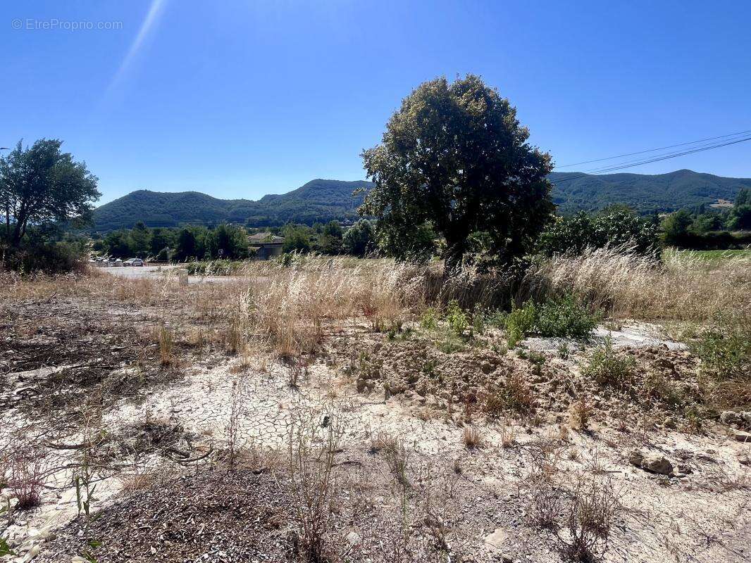 Terrain plat et viabilisé - 690 m2 - Baix - photo 2
