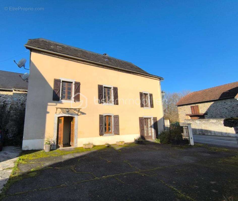 Maison à OGEU-LES-BAINS