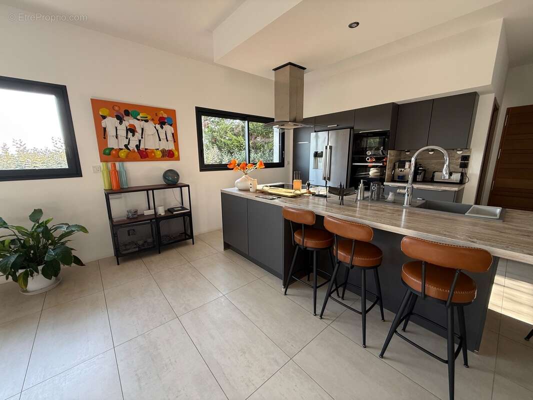 Superbe villa moderne, aux Taillades, de plain-pied avec piscine, panneaux solaires et prestations de standing - photo 3
