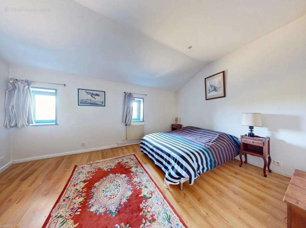 Maison à SAINT-DENIS-LES-BOURG