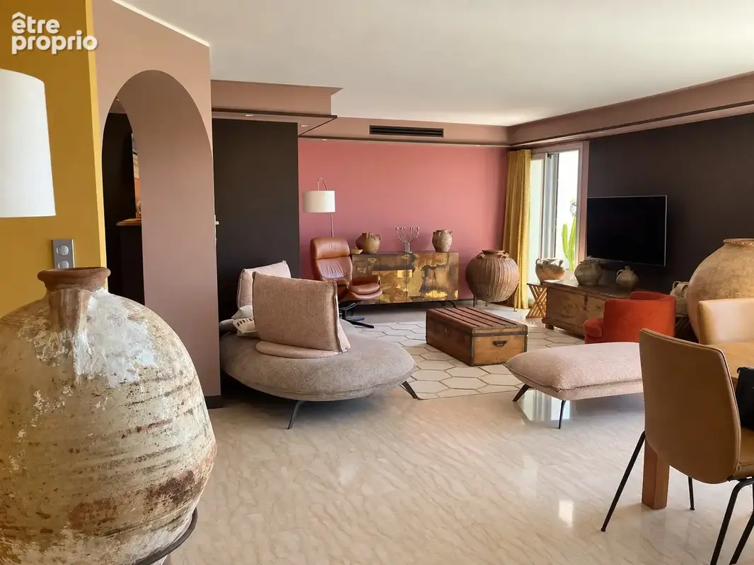 Exceptionnel appartement en dernier etage au coeur du centre-ville hyerois - photo 2