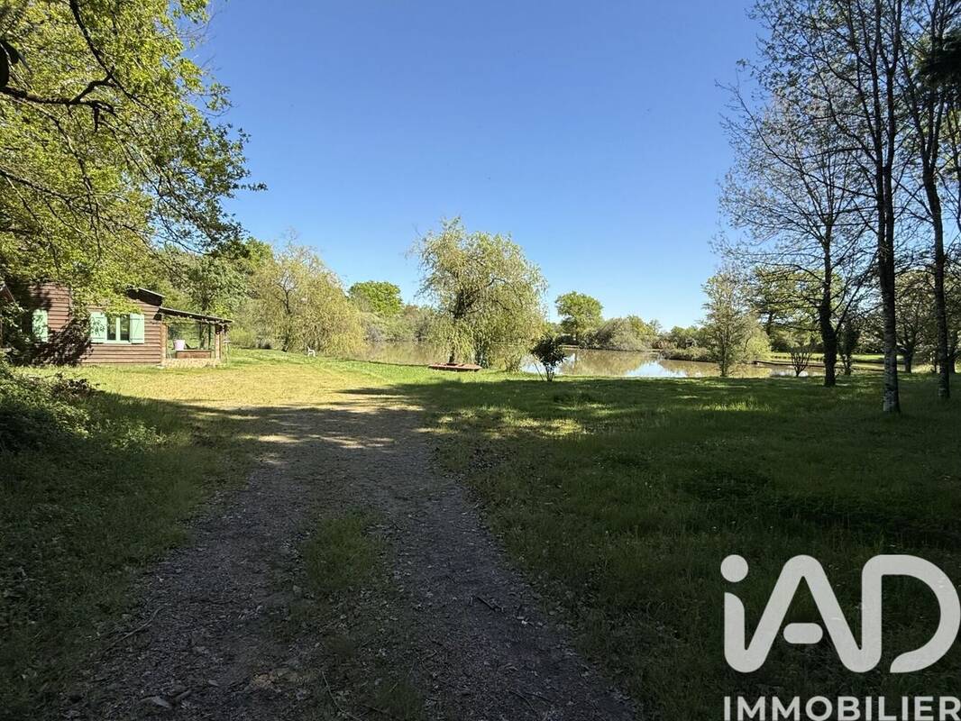 Photo 1 - Terrain à AVAILLES-LIMOUZINE