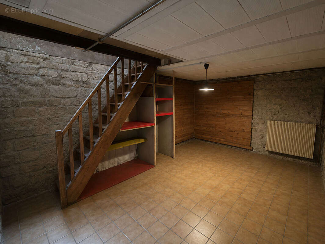 Local / Appartement 49m² + 18m² en souplex place des Abbesses - photo 11