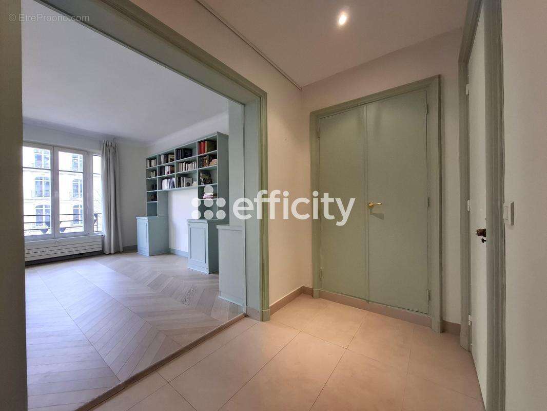 Appartement à PARIS-8E