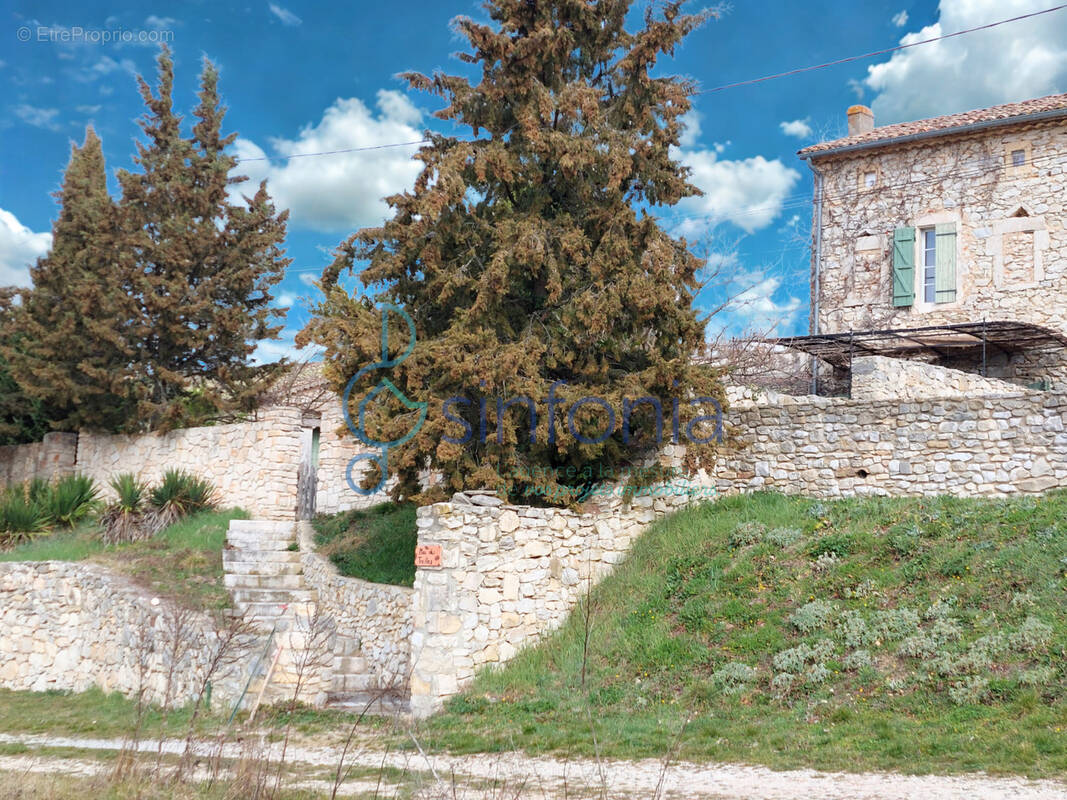 Maison à LUSSAN
