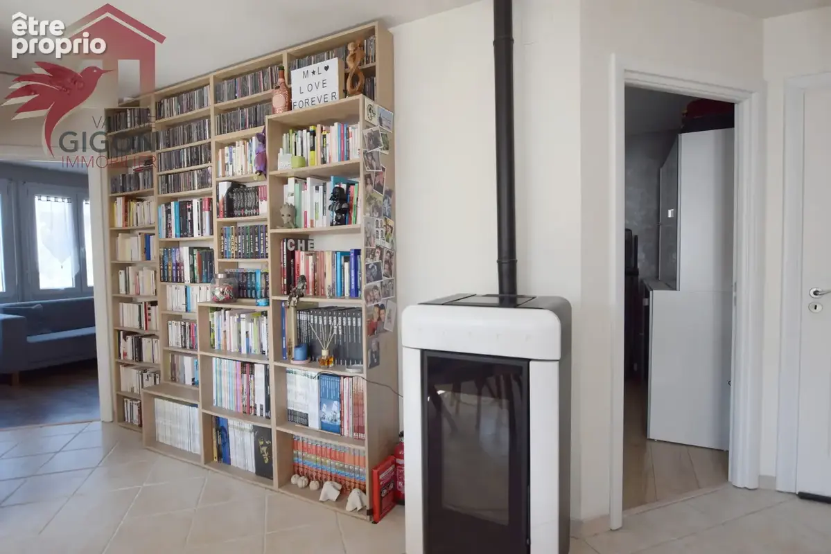 Venez découvrir cette CHARMANTE MAISON TRADITIONNELLE construite en 1957 et entièrement rénovée, offrant un ca - photo 3