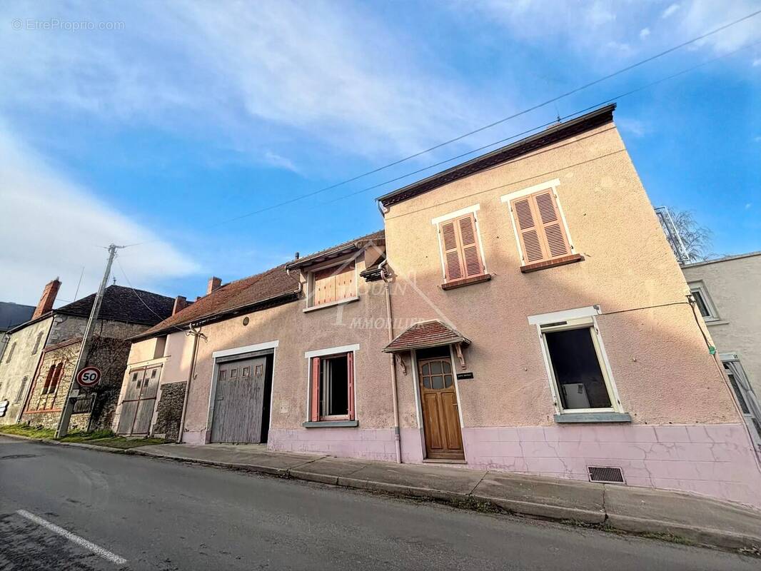 Maison à BELLENAVES