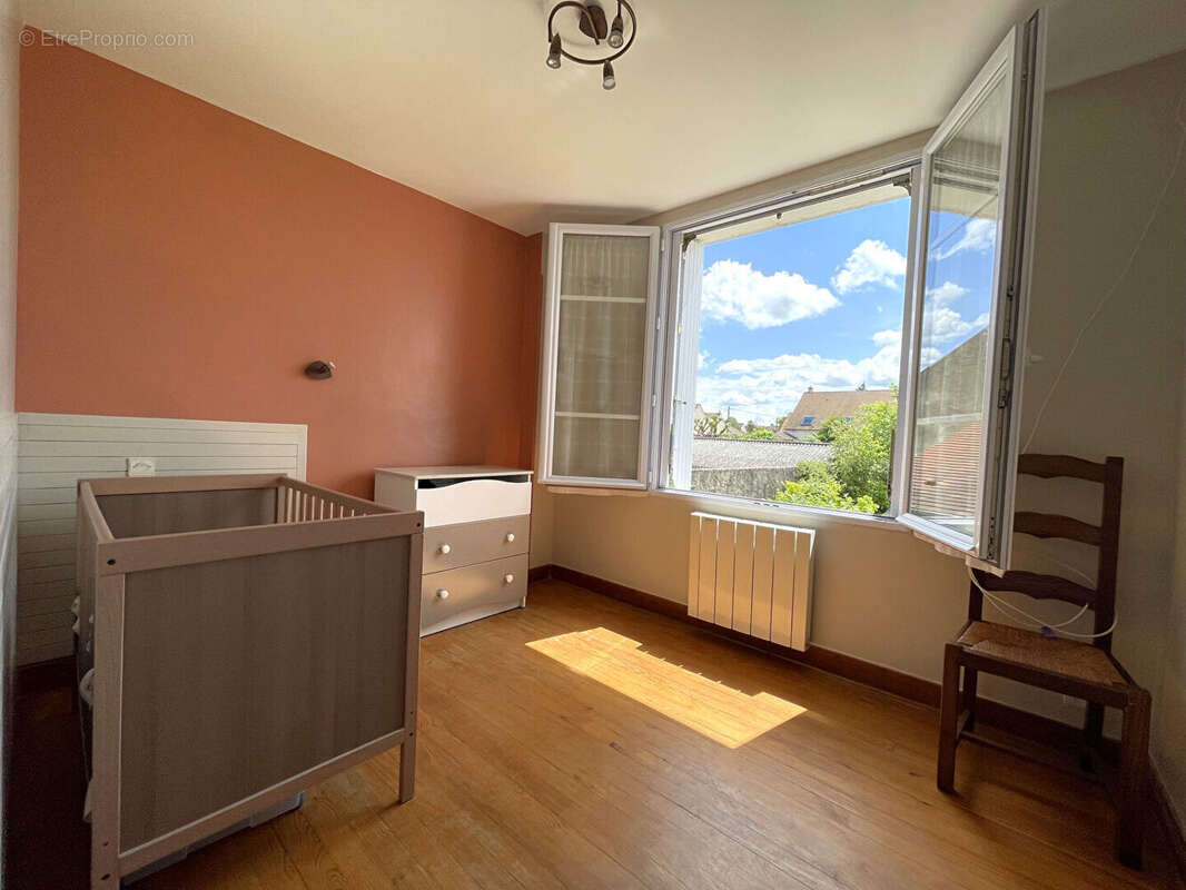 Maison 132 m2 (145 m2 au sol) avec jardin au centre du village de Bouafle - photo 9
