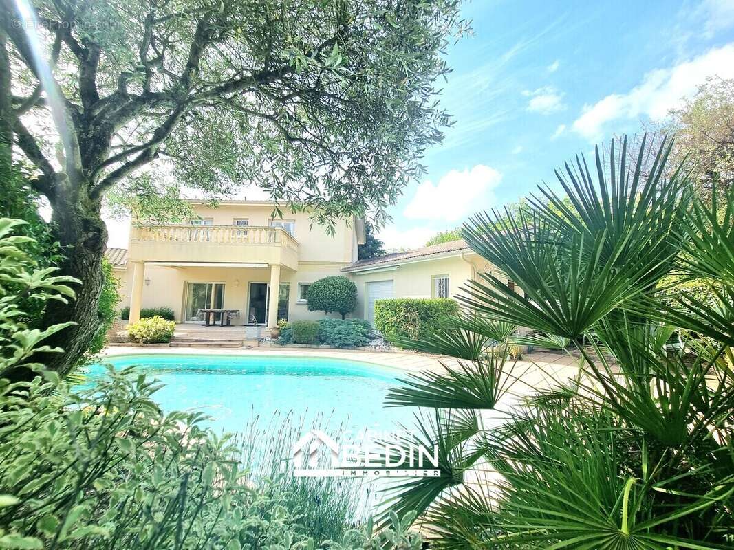 Maison 229 m² à Merignac  - photo 2