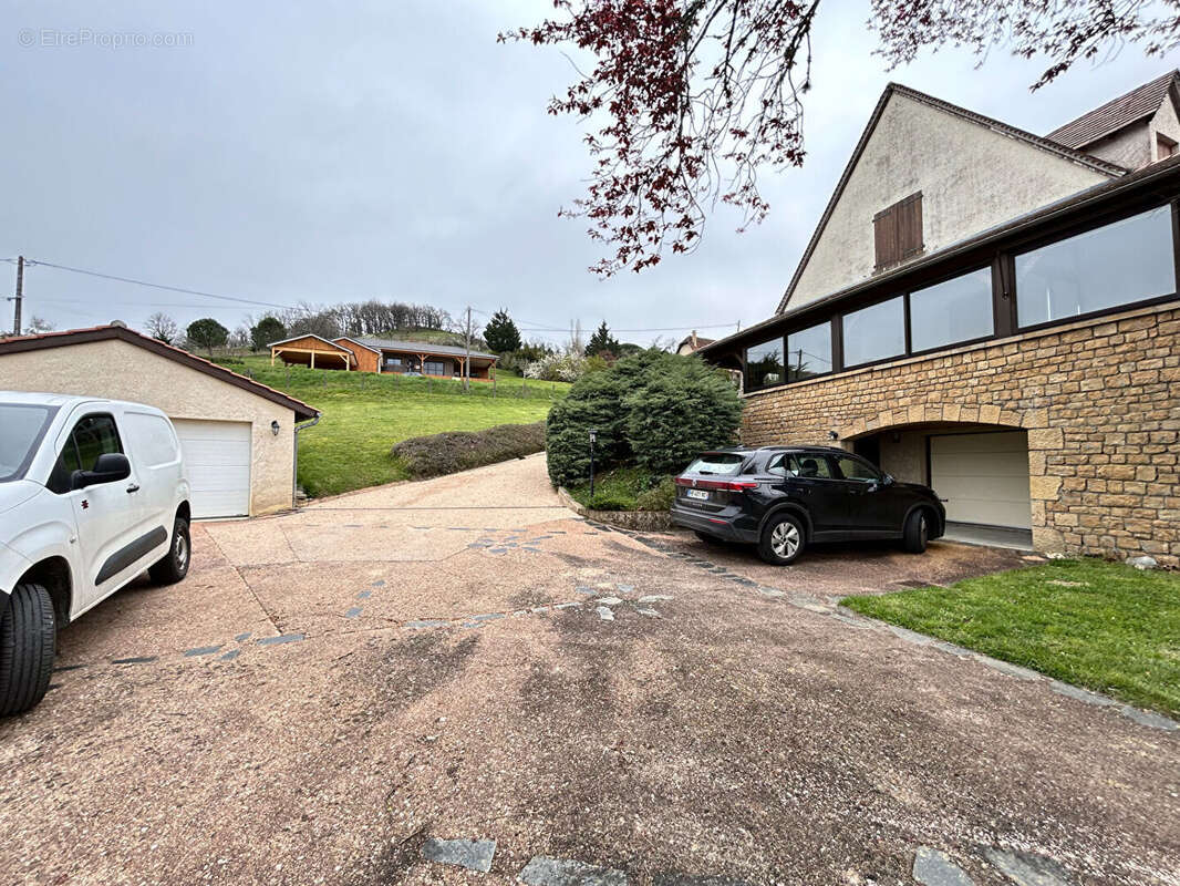 Maison de 180 m² avec vue carte postale. Nombreuses dépendances. - photo 6