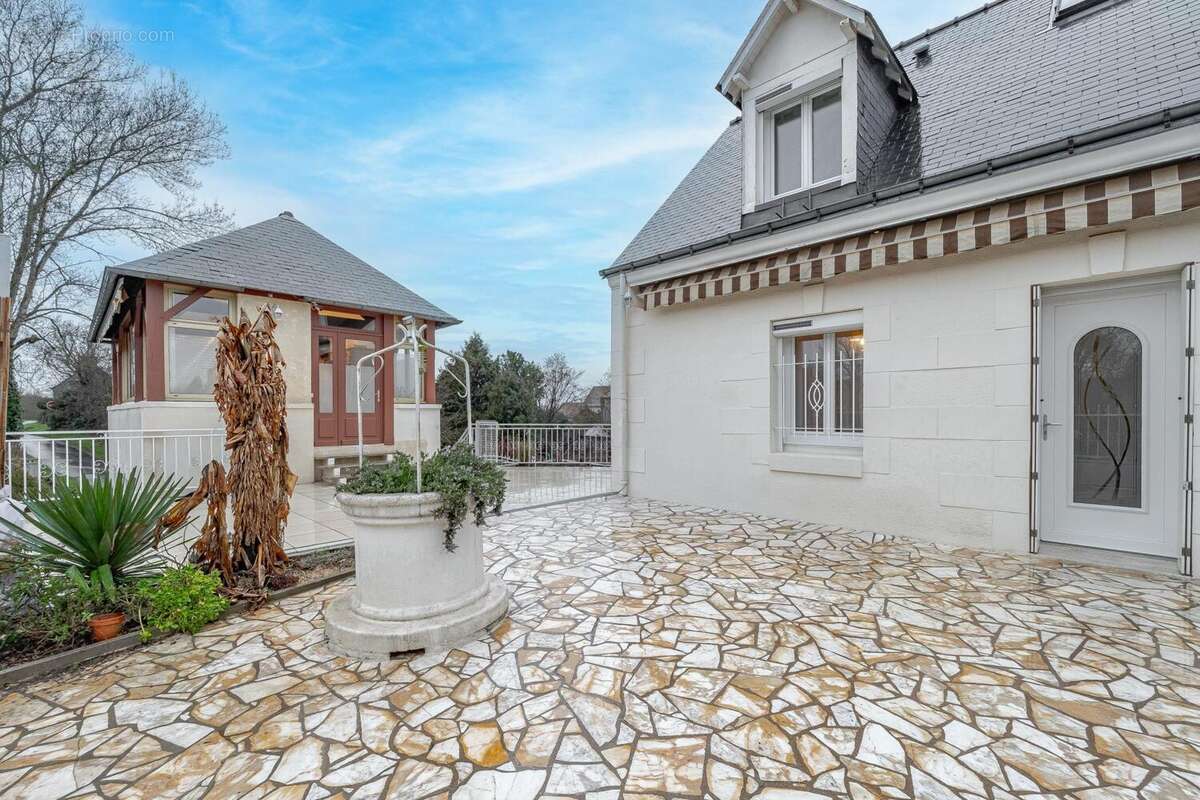 Photo 2 - Maison à SAINT-GENOUPH