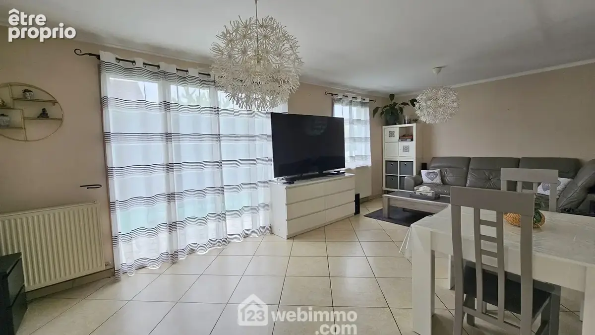 Voici le séjour de 25m²