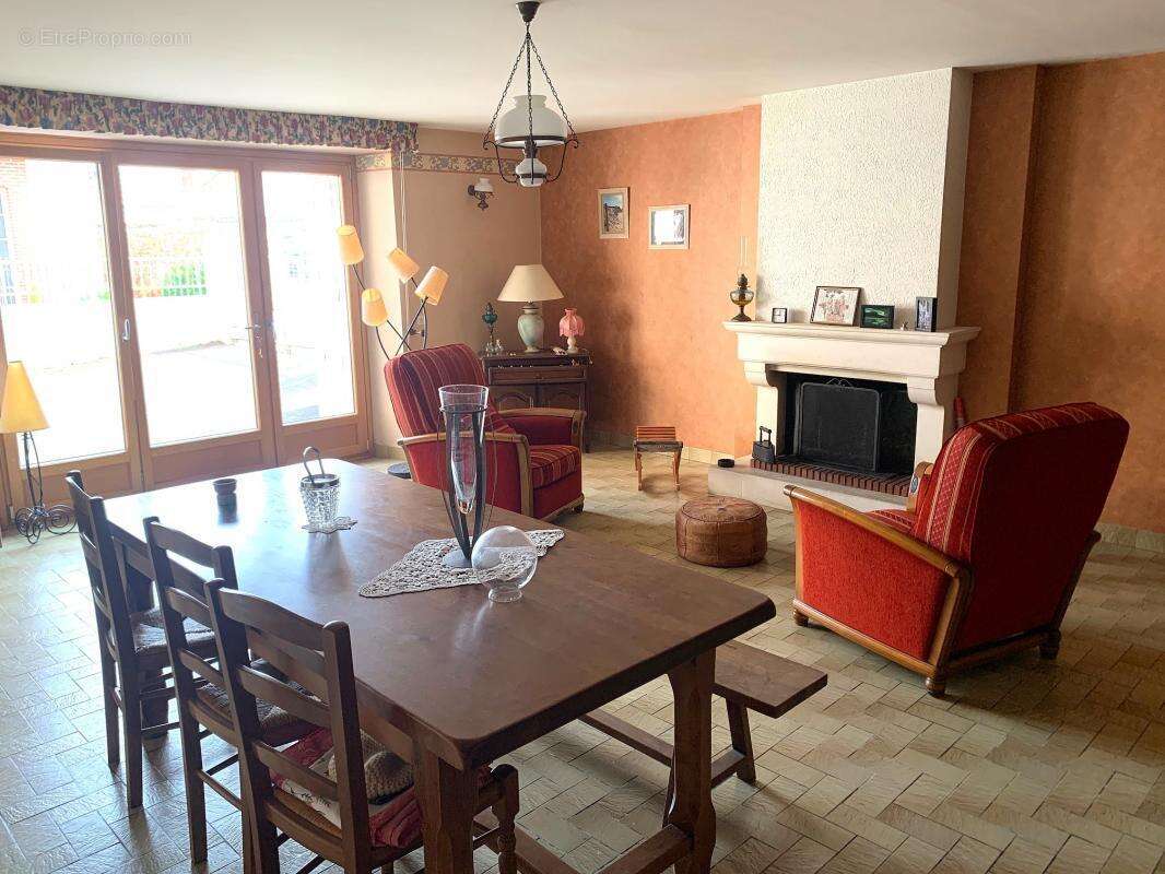 Maison à SAINT-MACAIRE-EN-MAUGES