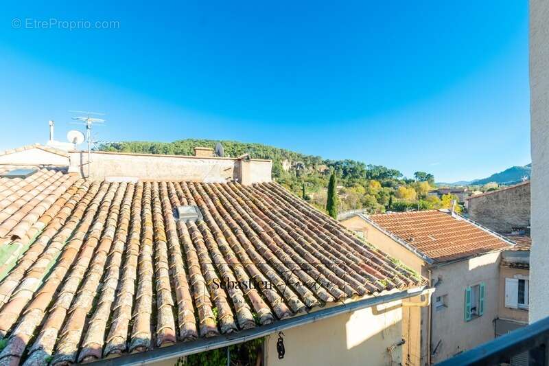 Appartement à SOLLIES-TOUCAS