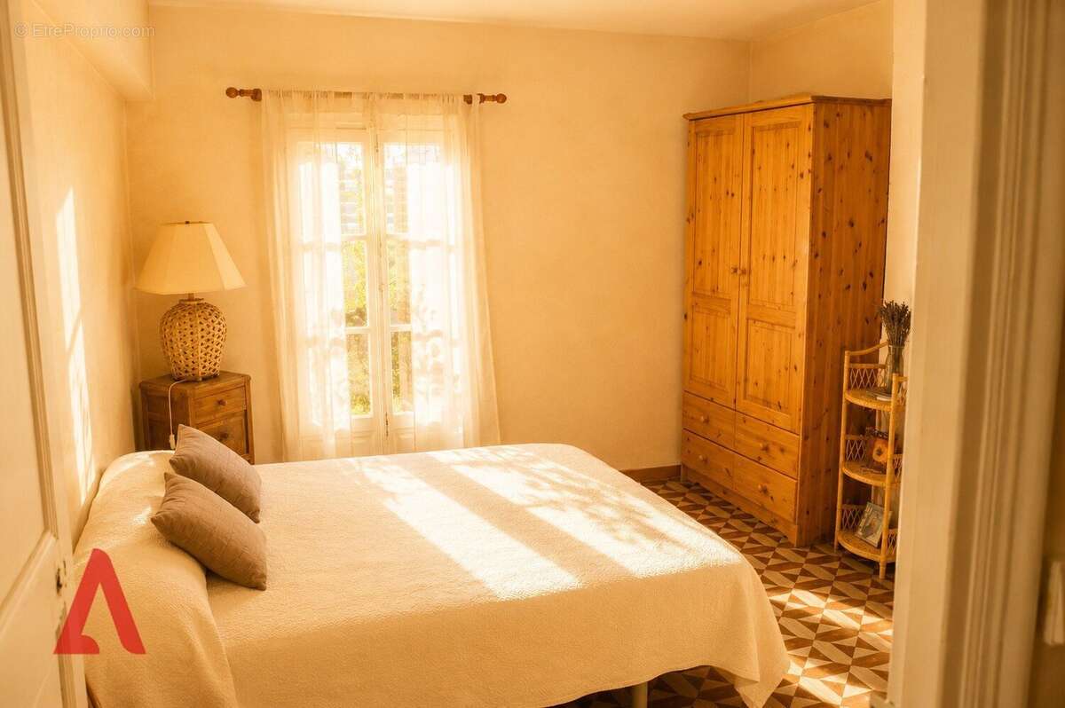 Maison vigneronne avec grand potentiel et piscine - photo 5