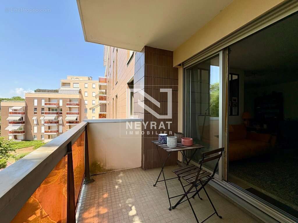 Appartement avec balcon, cave et garage privatif - Environnement verdoyant - Quartier Wilson / Allées du parc - photo 3
