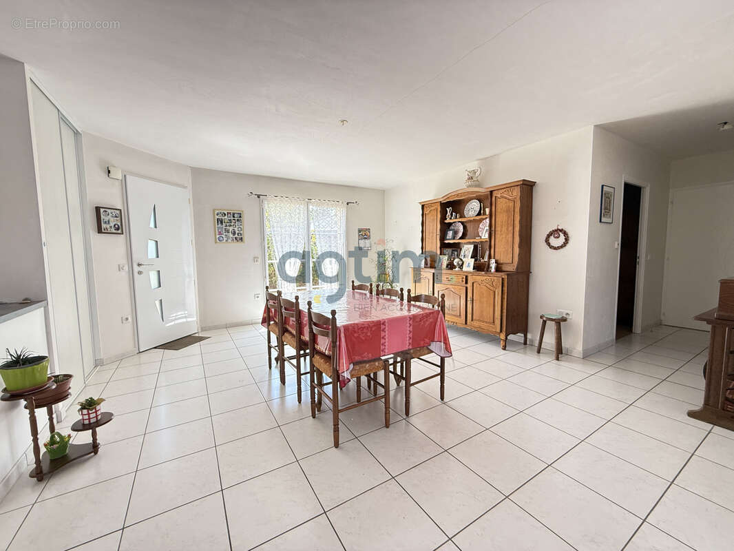 MONTAIGU, Centre, en lotissement: Maison de plain pied, 93m2 habitables, 2 chambres, garage, terrain clos - photo 6