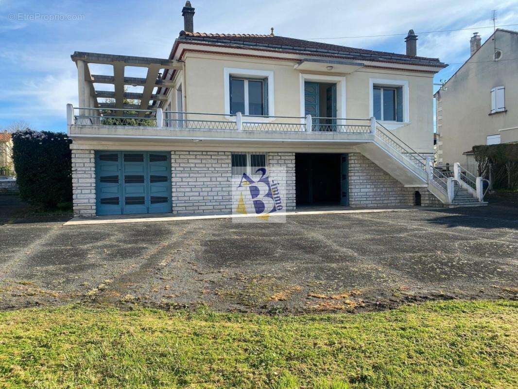Maison à MAGNAC-SUR-TOUVRE