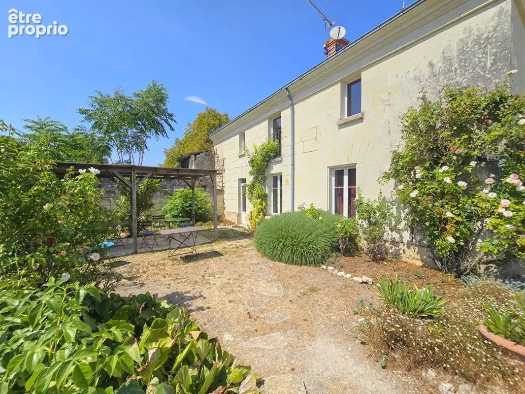 Maison de caractère à vendre à Vaudelnay avec piscine, dépendances et caves troglodytes - photo 15