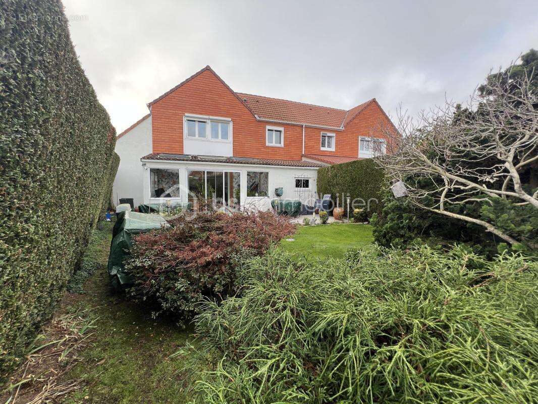 Maison à VOISINS-LE-BRETONNEUX