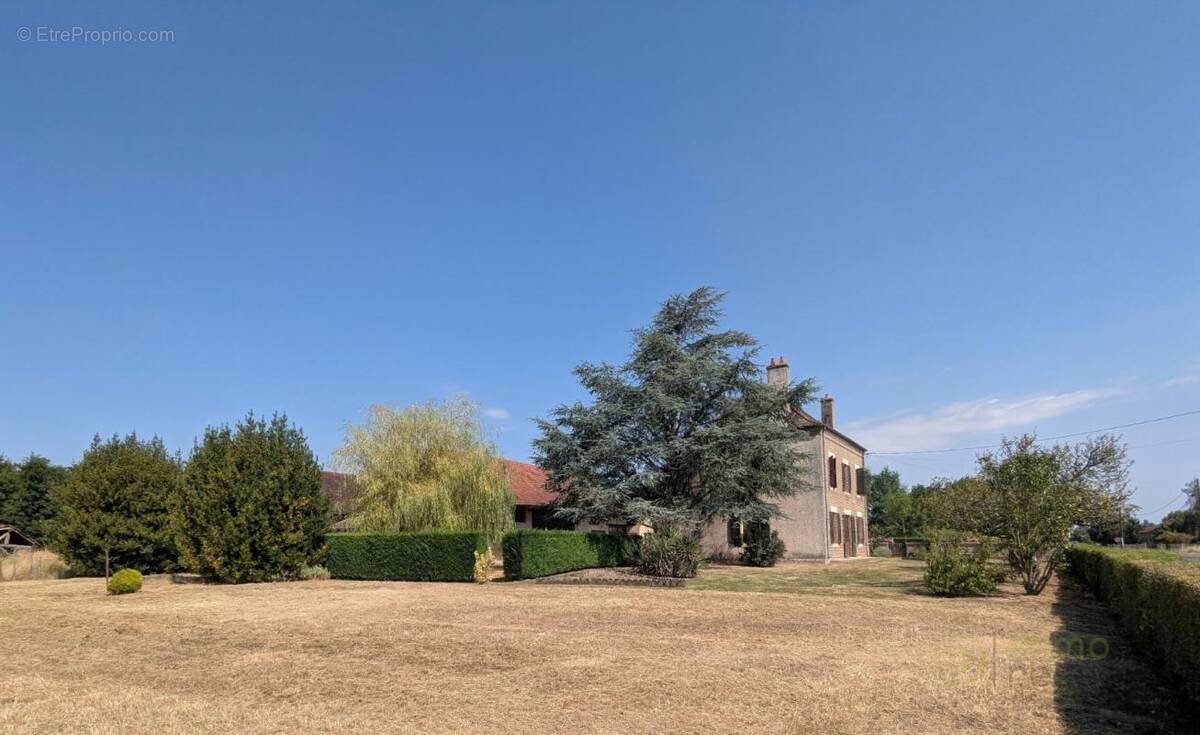 Maison à LA CHAPELLE-SAINT-SAUVEUR