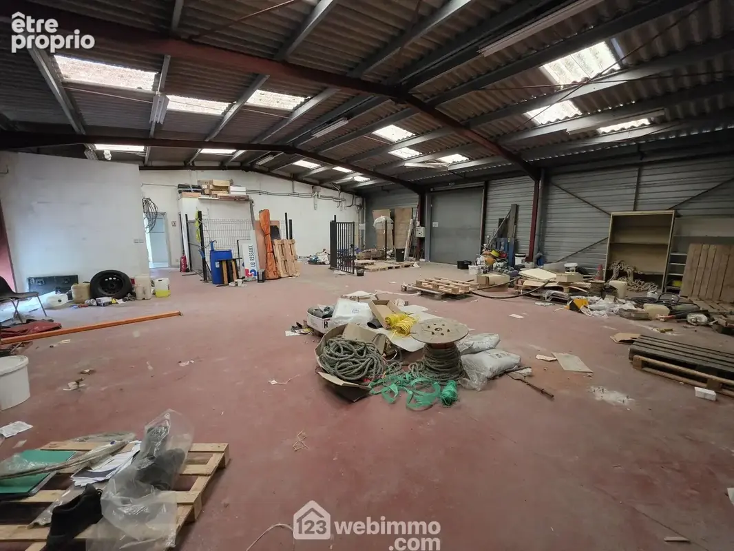 Dépôt de 187 m²