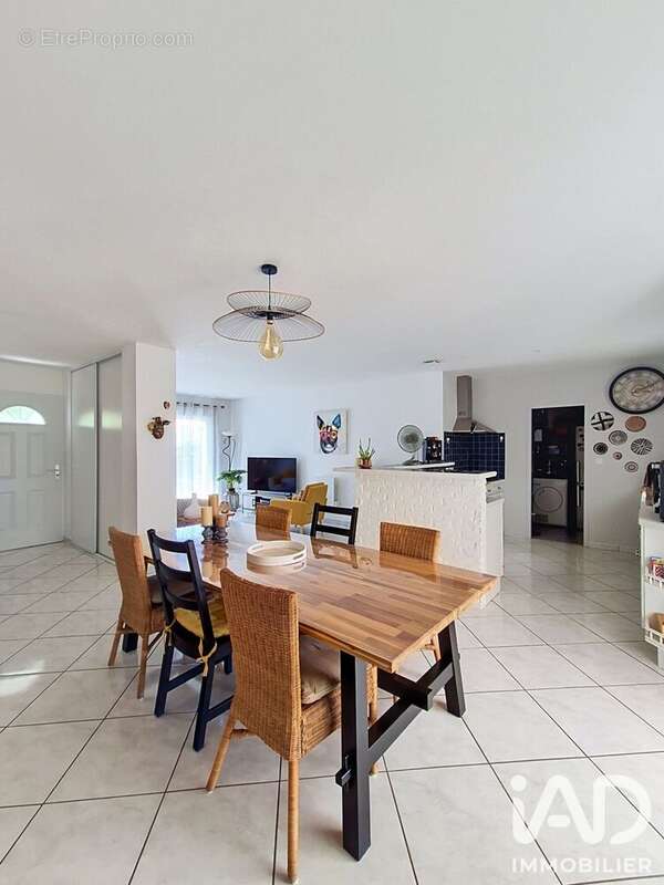 Maison 131 m² à Saint-Pierre-Le-Vieux  - photo 5