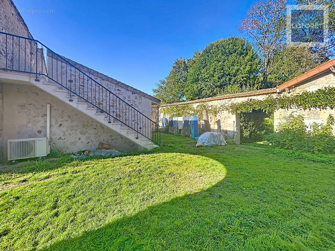 Maison à BUSSAC-FORET