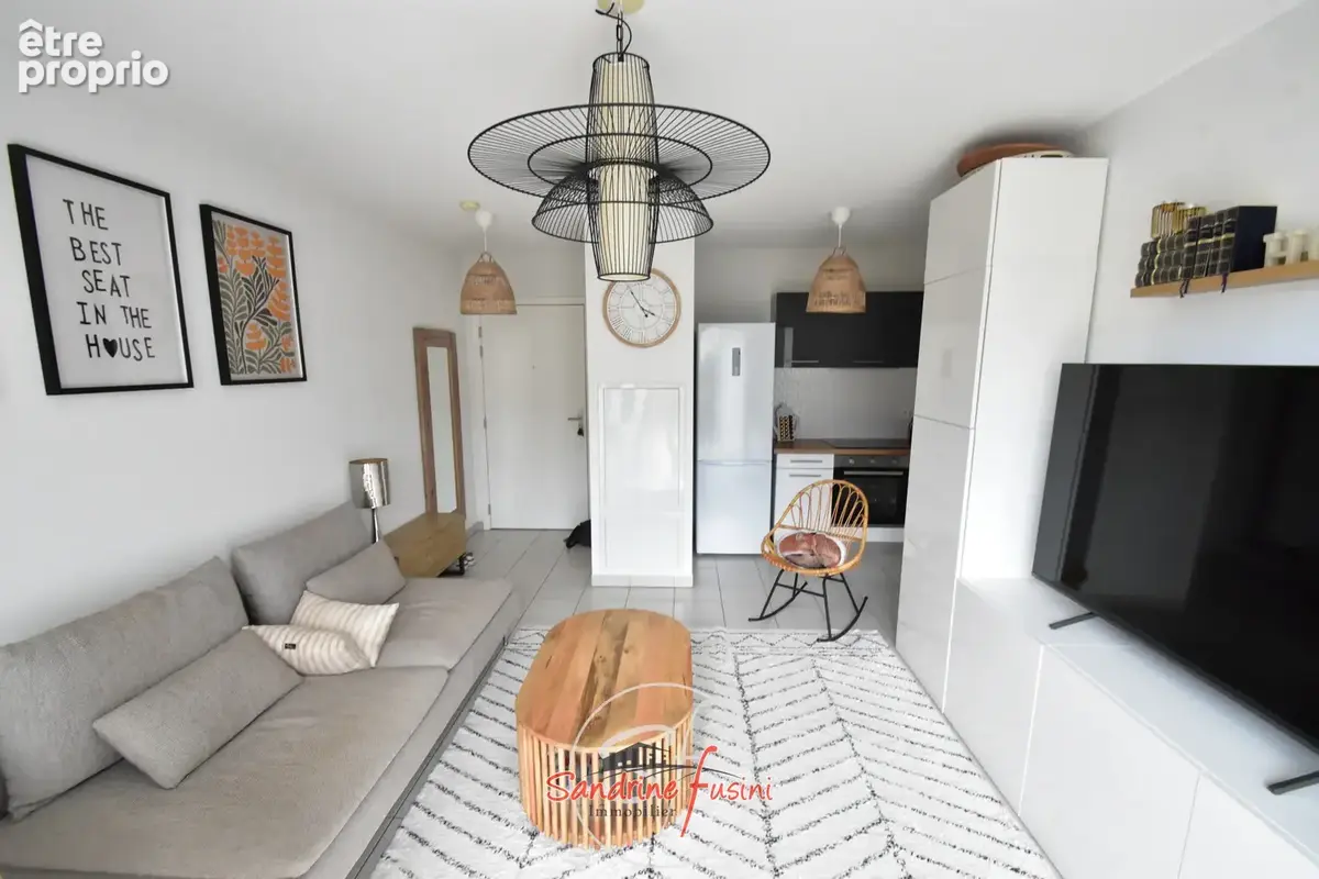 PLANS DE CARROS, dans résidence fermée avec piscine, superbe 2 pièces avec parking en sous-sol - photo 2