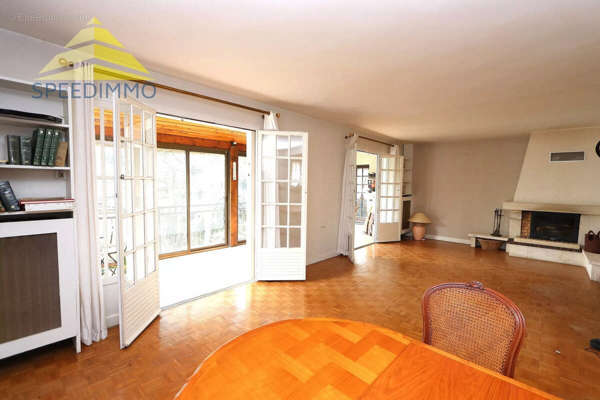 Maison à MANDRES-LES-ROSES