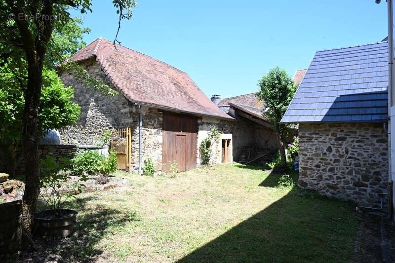Maison en pierre avec garage située dans le village de Sarrazac - photo 6