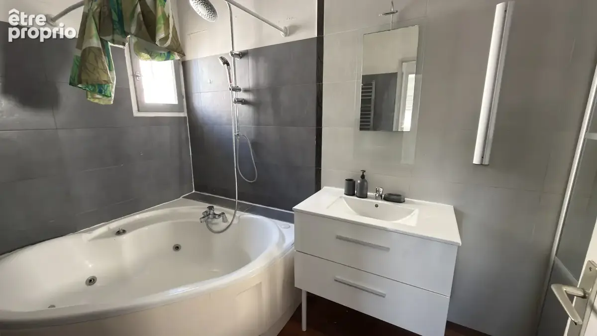 NIMES-QUARTIER DES AMOUREUX. Dans résidence sécurisée, P3 de 70 m2 avec stationnement. - photo 9