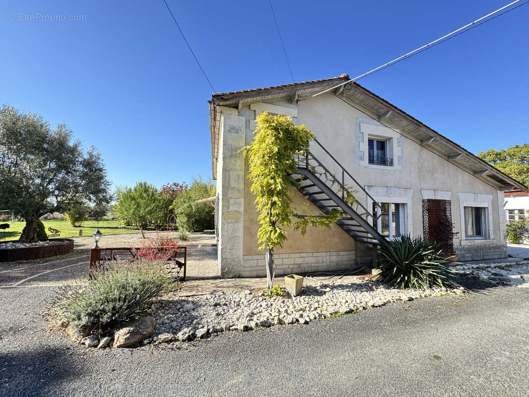 Maison à BARBEZIEUX-SAINT-HILAIRE