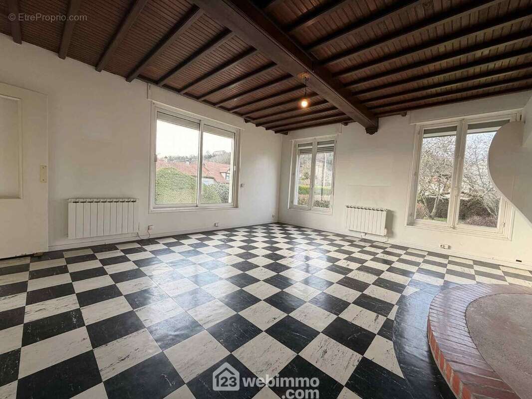 Elle offre une belle vue sur ... - Maison à LAON
