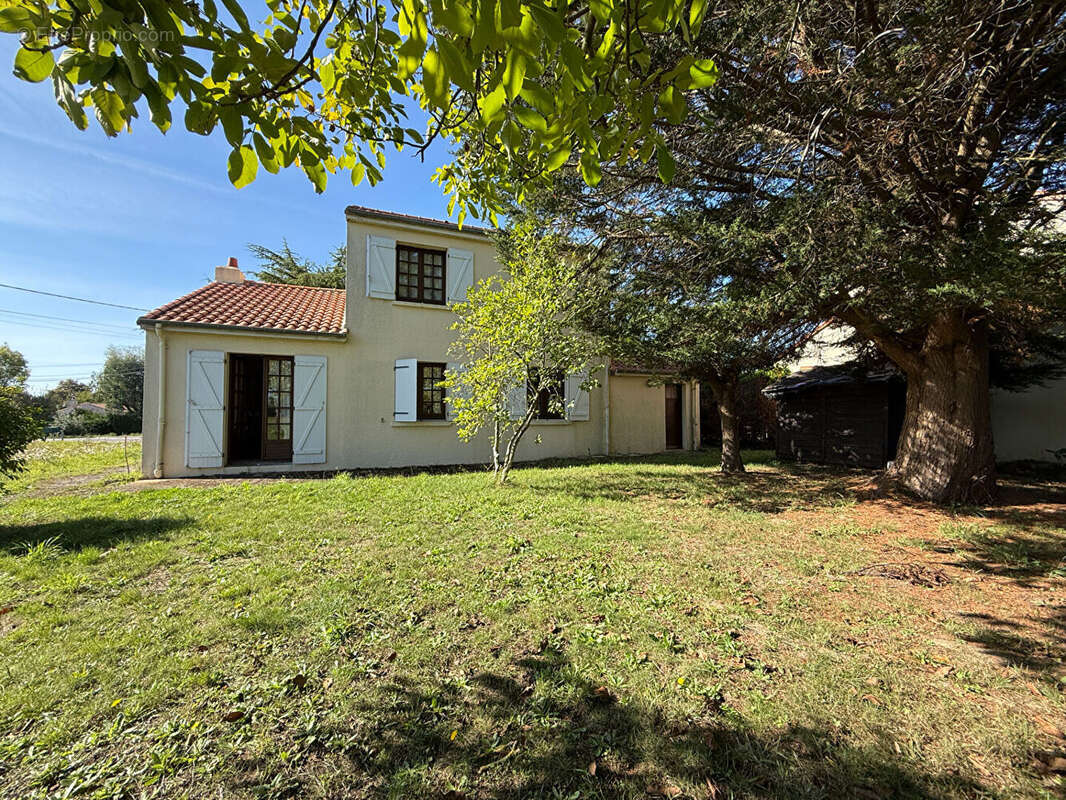Maison familiale 109m2, 3 chambres, garage et dépendances - photo 2