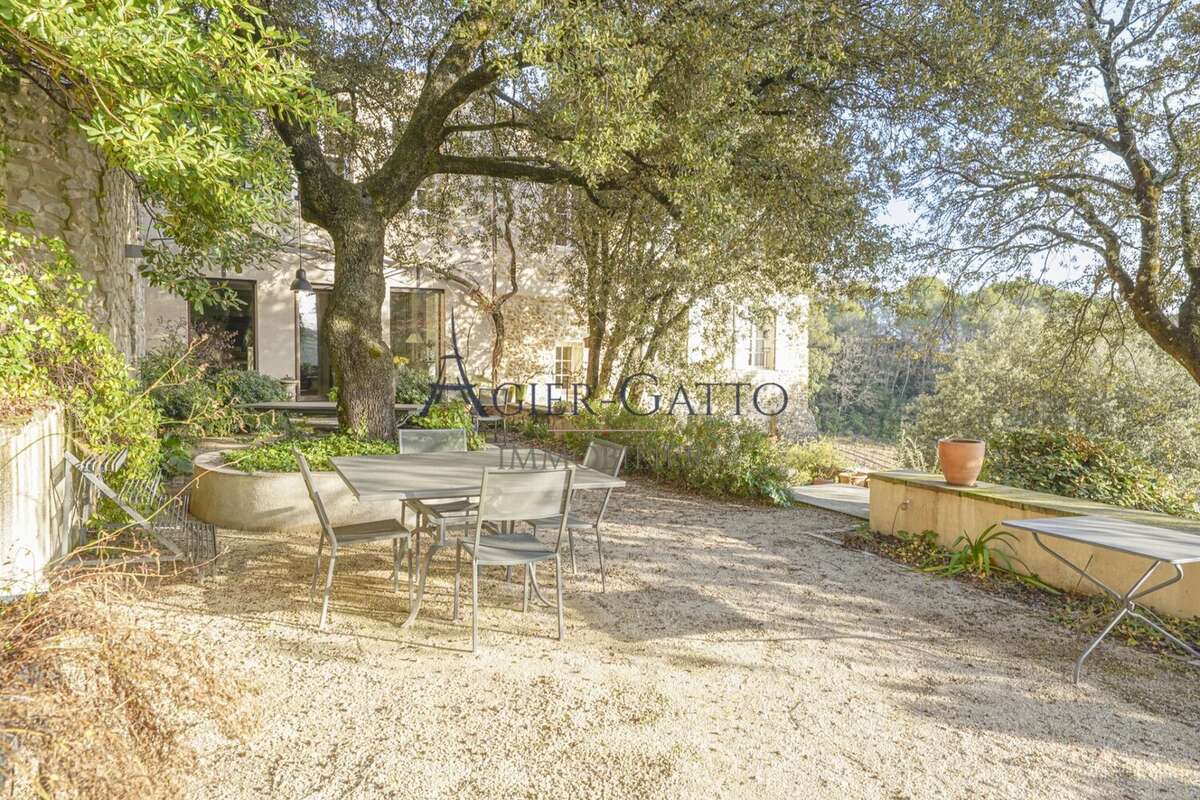 Vaison-la-Romaine, superbe bastide rénovée aux matériaux nobles, pour vivre et accueillir toute l'année. - photo 7