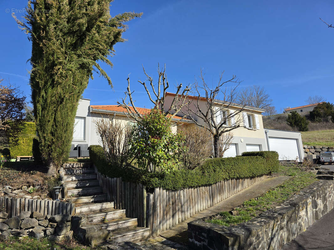 Maison à LA ROCHE-BLANCHE